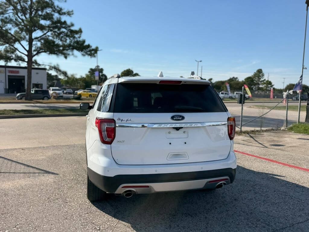 Used 2017 Ford Explorer XLT w/ Equipment Group 201A FWD image 16