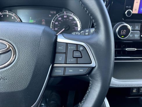Used 2023 Toyota Highlander LE FWD image 12