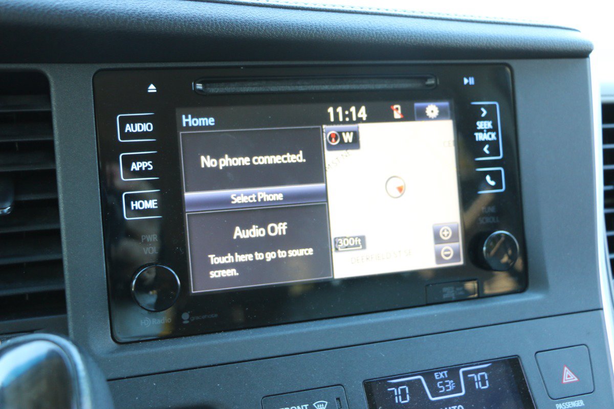 Used 2015 Toyota Sienna XLE w/ XLE Navigation Package FWD image 21