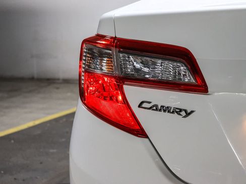 Used 2014 Toyota Camry LE FWD image 11