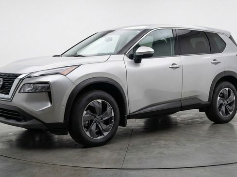 Used 2025 Nissan Rogue SV image 3