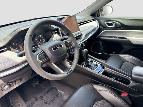 Used 2023 Jeep Compass Latitude w/ Convenience Group AWD/4WD image 9