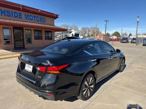 Used 2021 Nissan Altima 2.5 SV w/ SV Premium Package image 3