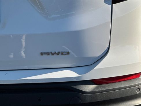 Used 2023 GMC Terrain SLE w/ Driver Convenience Package image 11