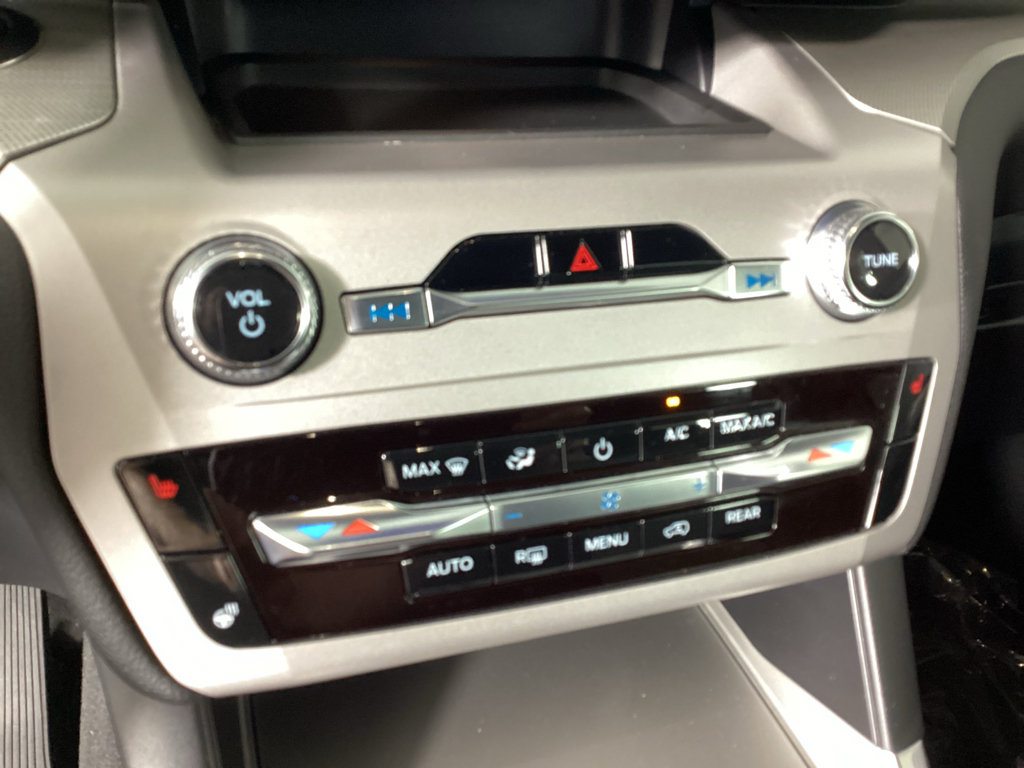 Used 2024 Ford Explorer XLT w/ Equipment Group 202A AWD/4WD image 29