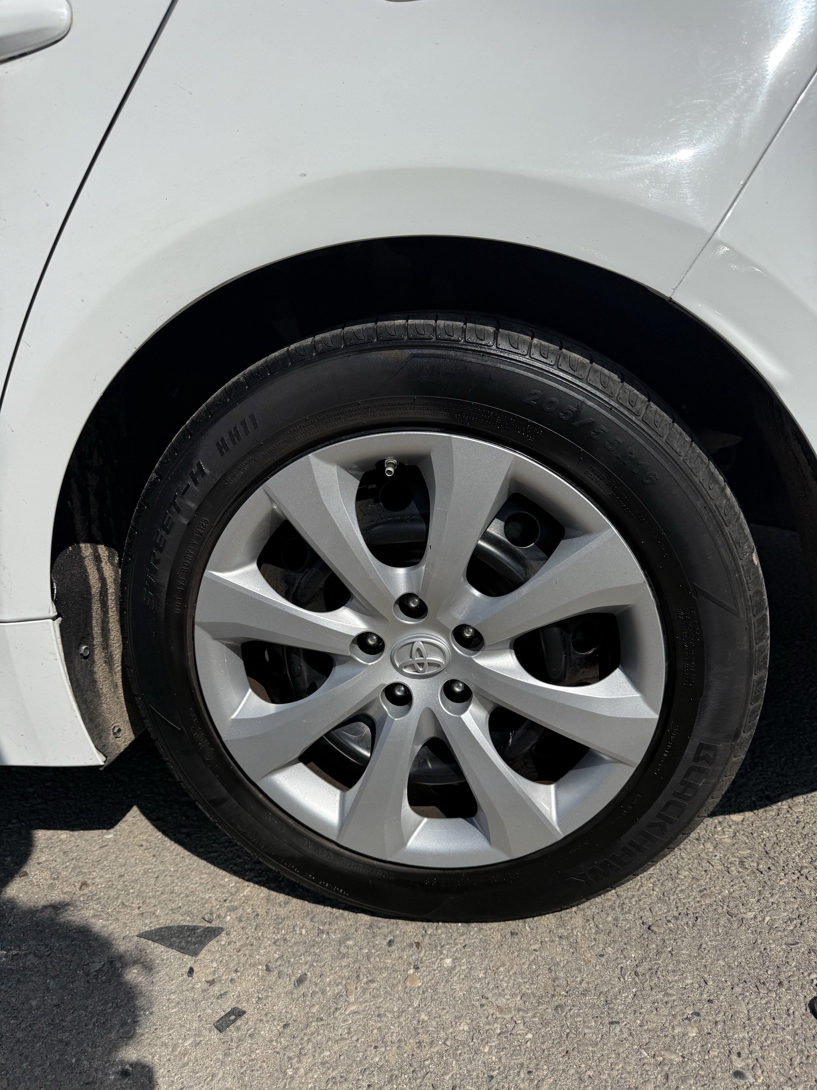Used 2022 Toyota Corolla LE FWD image 3