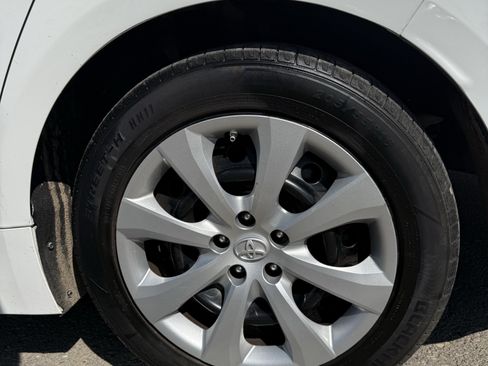 Used 2022 Toyota Corolla LE FWD image 3