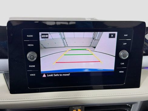 Used 2025 Volkswagen Taos SEL AWD/4WD image 15