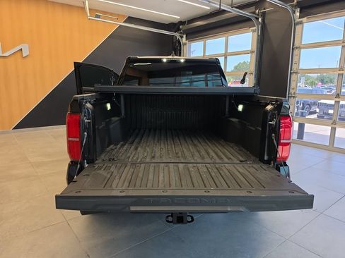 Used 2025 Toyota Tacoma SR5 AWD/4WD image 28