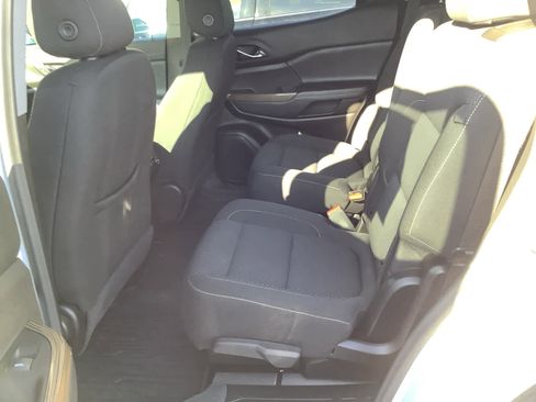 Used 2023 GMC Acadia SLE image 9