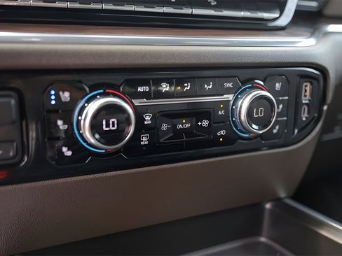 Used 2024 GMC Sierra 3500 SLT w/ SLT Premium Package image 19