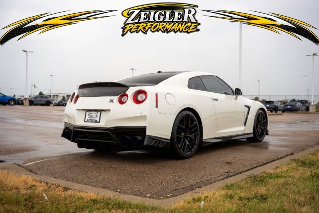 Used 2017 Nissan GT-R Premium w/ Premium Interior Package AWD/4WD image 7