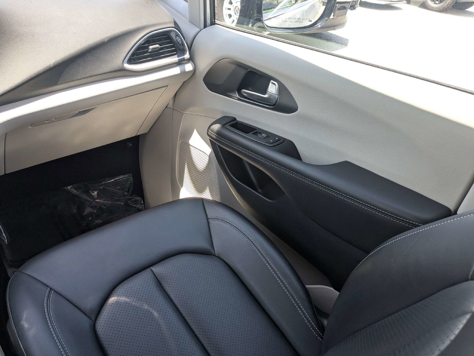 Used 2024 Chrysler Pacifica Touring-L FWD image 17