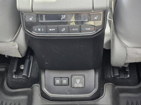Used 2021 Toyota Highlander Platinum AWD/4WD image 32