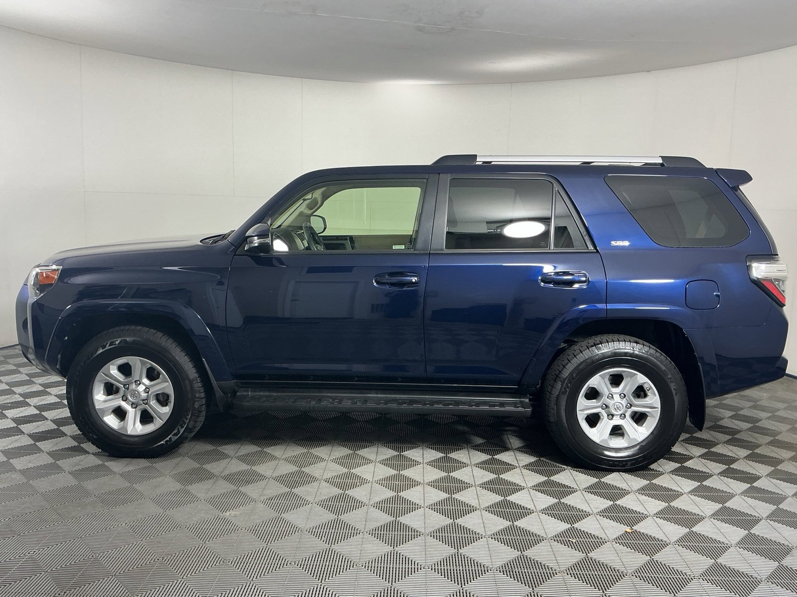Used 2020 Toyota 4Runner SR5 Premium w/ Moonroof Package AWD/4WD image 5