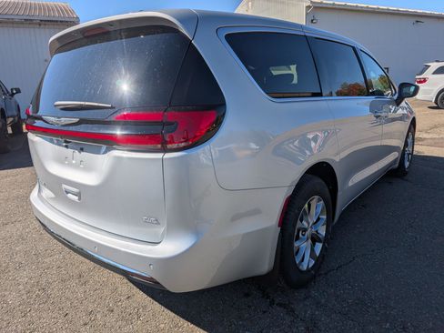 New 2026 Chrysler Pacifica Select image 4
