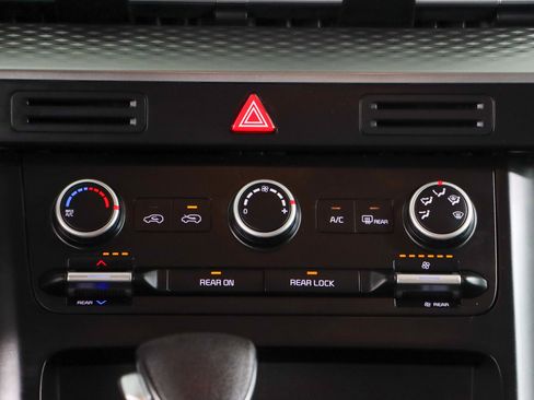 Used 2023 Kia Carnival LX image 20