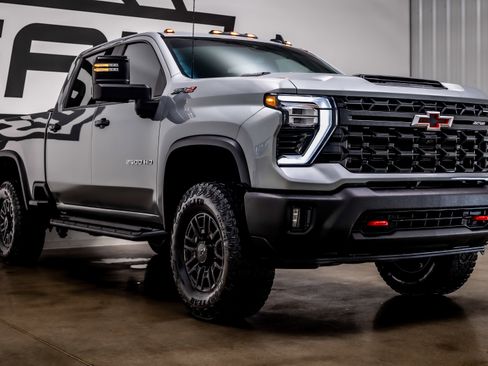 Used 2024 Chevrolet Silverado 2500 ZR2 w/ Technology Package image 34