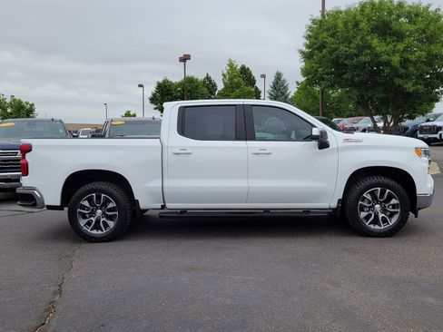 Used 2022 Chevrolet Silverado 1500 LT AWD/4WD image 2