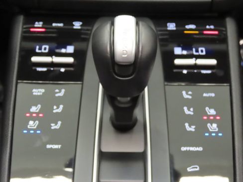 Certified 2025 Porsche Macan AWD/4WD image 27