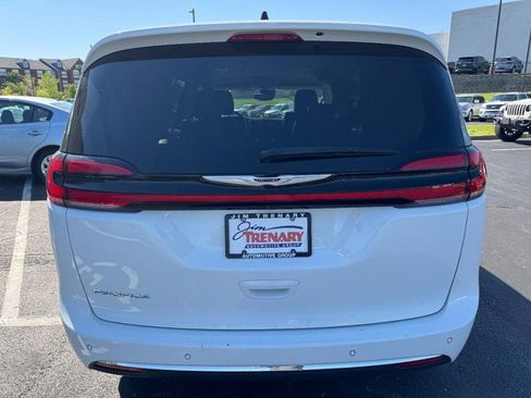 Used 2024 Chrysler Pacifica Touring-L FWD image 4