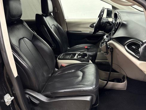 Used 2020 Chrysler Pacifica Touring-L FWD image 29