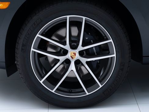 Certified 2025 Porsche Macan AWD/4WD image 11