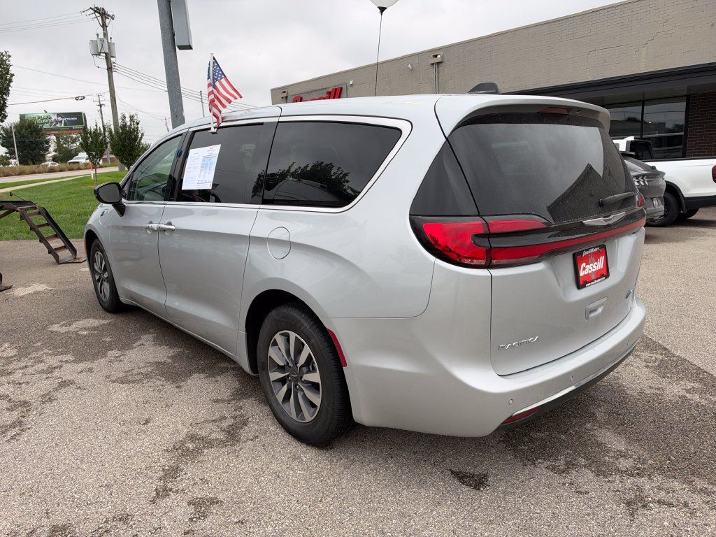 Used 2024 Chrysler Pacifica Limited FWD image 2