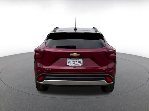 Used 2025 Chevrolet Trax LT w/ LT Convenience Package FWD image 12