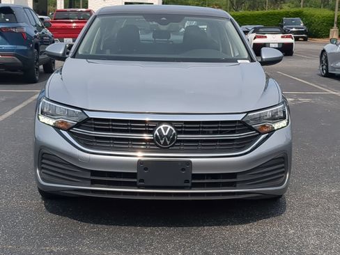 Used 2023 Volkswagen Jetta SE w/ Panoramic Sunroof Package FWD image 3