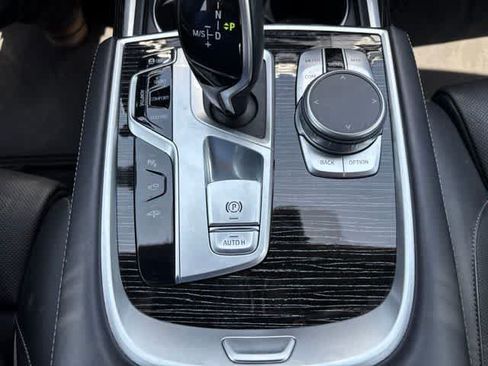 Used 2022 BMW 740i w/ M Sport Package RWD image 18