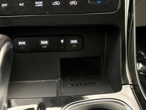 Used 2024 Kia Carnival EX FWD image 17