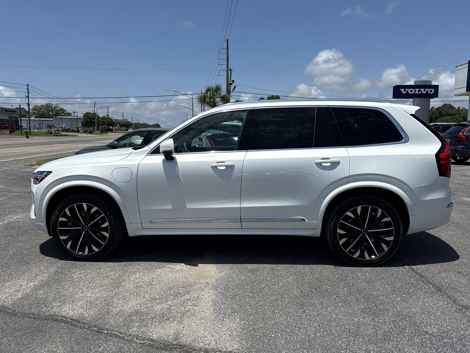 New 2026 Volvo XC90 T8 Plus w/ Protection Package Premier AWD/4WD image 2