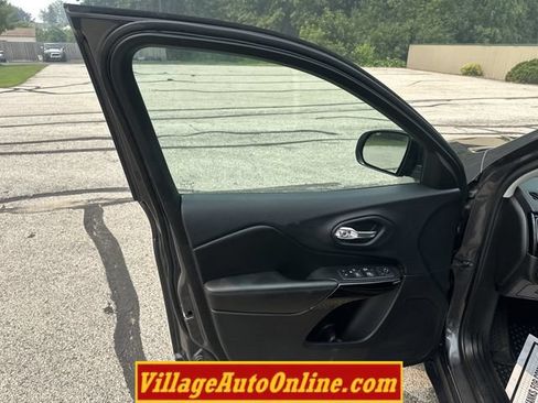Used 2020 Jeep Cherokee Latitude Plus AWD/4WD image 10