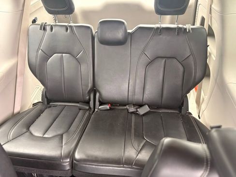 Used 2023 Chrysler Pacifica Touring-L image 13