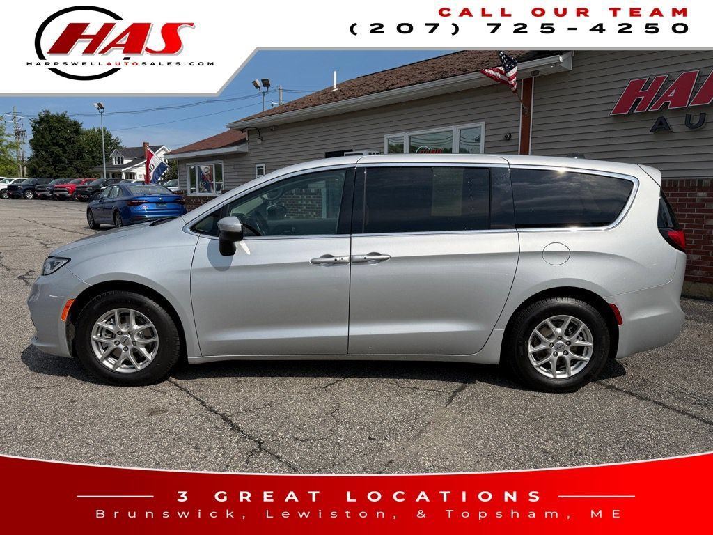 Used 2023 Chrysler Pacifica Touring-L FWD image 3