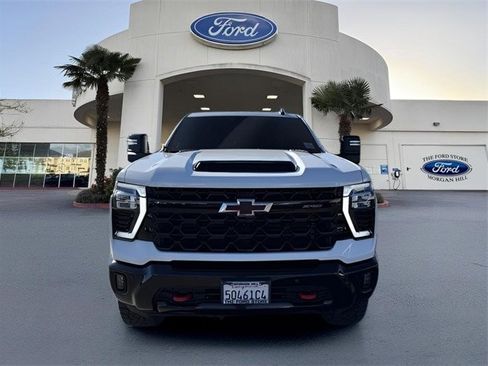 Used 2025 Chevrolet Silverado 2500 ZR2 image 3