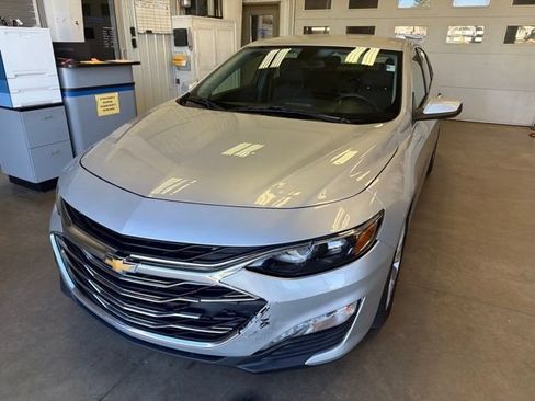 Used 2019 Chevrolet Malibu LT FWD image 2