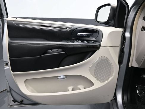 Used 2014 Chrysler Town & Country Touring-L FWD image 18