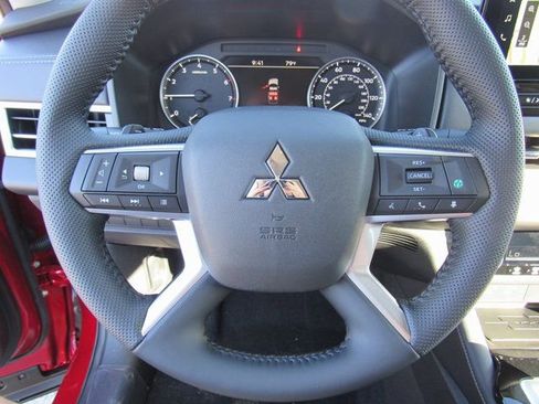 New 2025 Mitsubishi Outlander SE image 21