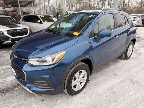 Used 2020 Chevrolet Trax LT w/ LT Convenience Package image 9