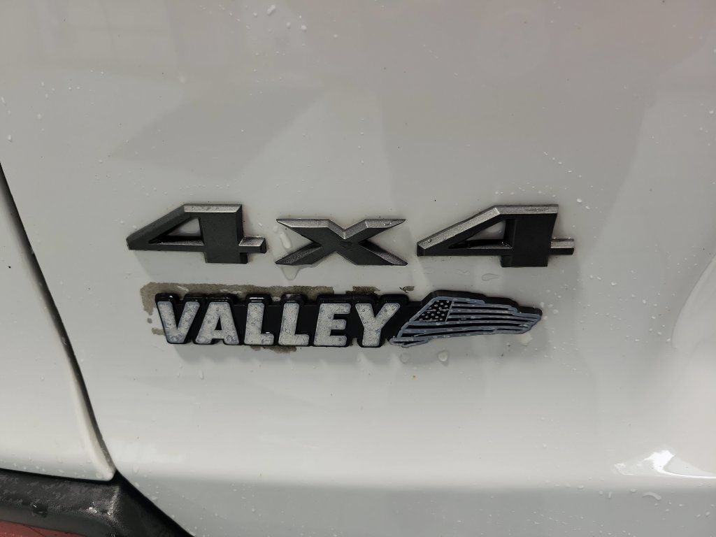 Used 2022 Jeep Cherokee Trailhawk w/ Premium Leather Package AWD/4WD image 16