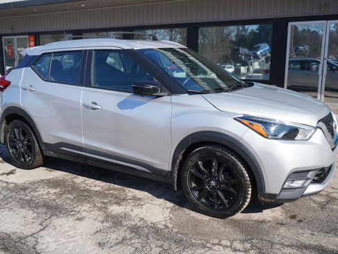 Used 2020 Nissan Kicks SR w/ SR Premium Package image 2