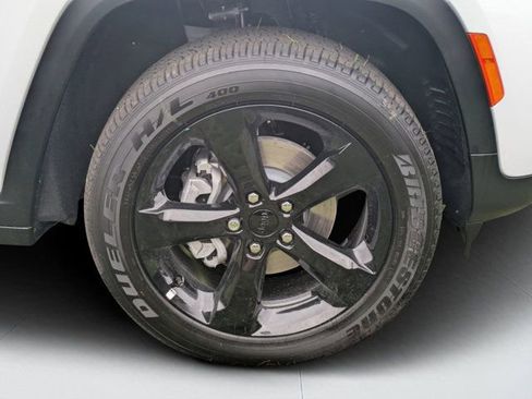 New 2025 Jeep Grand Cherokee Altitude image 9