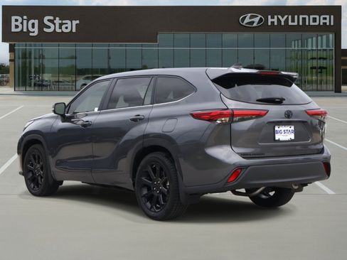 Used 2023 Toyota Highlander LE image 3