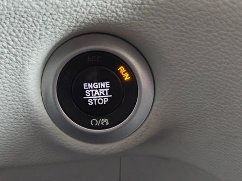 Used 2021 Chrysler Pacifica Touring-L w/ Uconnect Theater Family Group FWD image 9