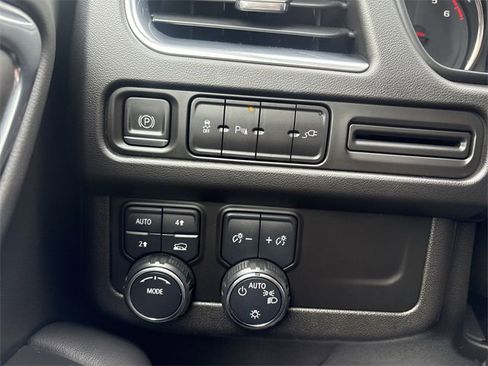 Used 2021 Chevrolet Suburban LT image 18