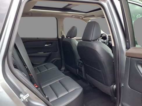 Used 2023 Nissan Rogue SV w/ SV Premium B Package image 11