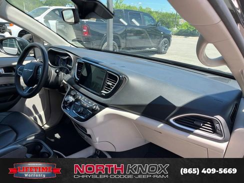 Used 2023 Chrysler Pacifica Touring-L FWD image 10