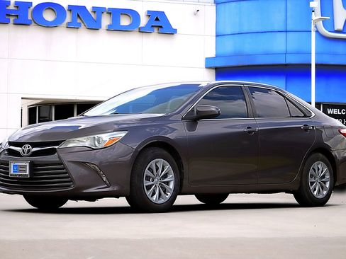 Used 2016 Toyota Camry LE FWD image 1